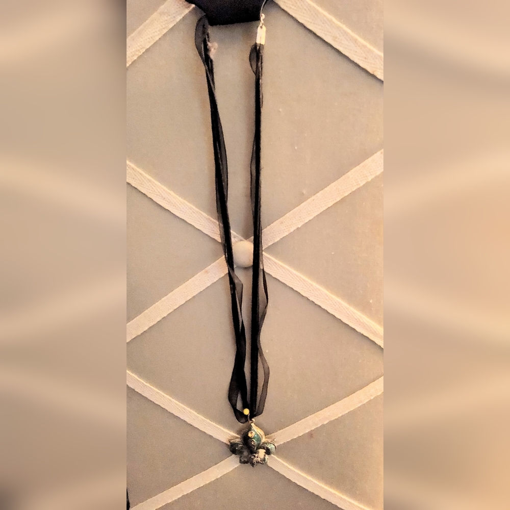 Women's Vtg Fleur-De-Lis Pennant Chic Black Ribbon Necklace